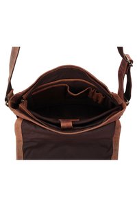 Brun læder- og canvas-messenger taske med åben top, der har flere indvendige rum, lommer og en robust justerbar rem.