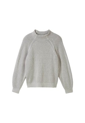 Suéter gris de canalé con un cuello alto y mangas raglán. Textura suave, puños ajustados y un corte relajado. Sin patrones ni acentos distintivos.