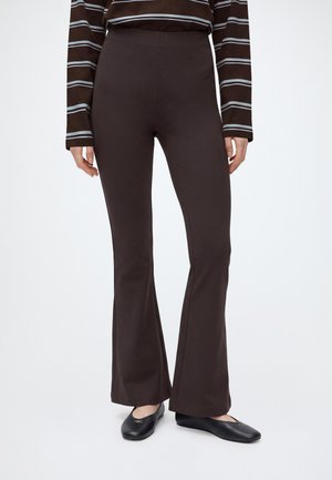 Vero Moda, BROOKLYN FLARED PANT NOOS - Панталони - chocolate torte