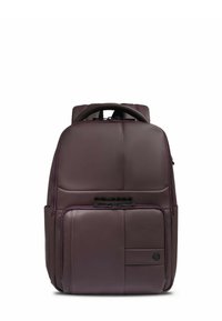 Zaino marrone in pelle vegana con spallacci imbottiti, tasca frontale con cerniera e dettagli con pannelli testurizzati. Presenta un accento con logo sulla parte anteriore.