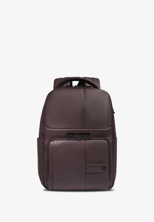 Sac à dos en cuir vegan marron avec bretelles rembourrées, poche avant zippée et détails en panneaux texturés. Présente un logo sur le devant.