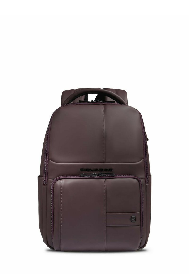 Zaino marrone in pelle vegana con spallacci imbottiti, tasca frontale con cerniera e dettagli con pannelli testurizzati. Presenta un accento con logo sulla parte anteriore.