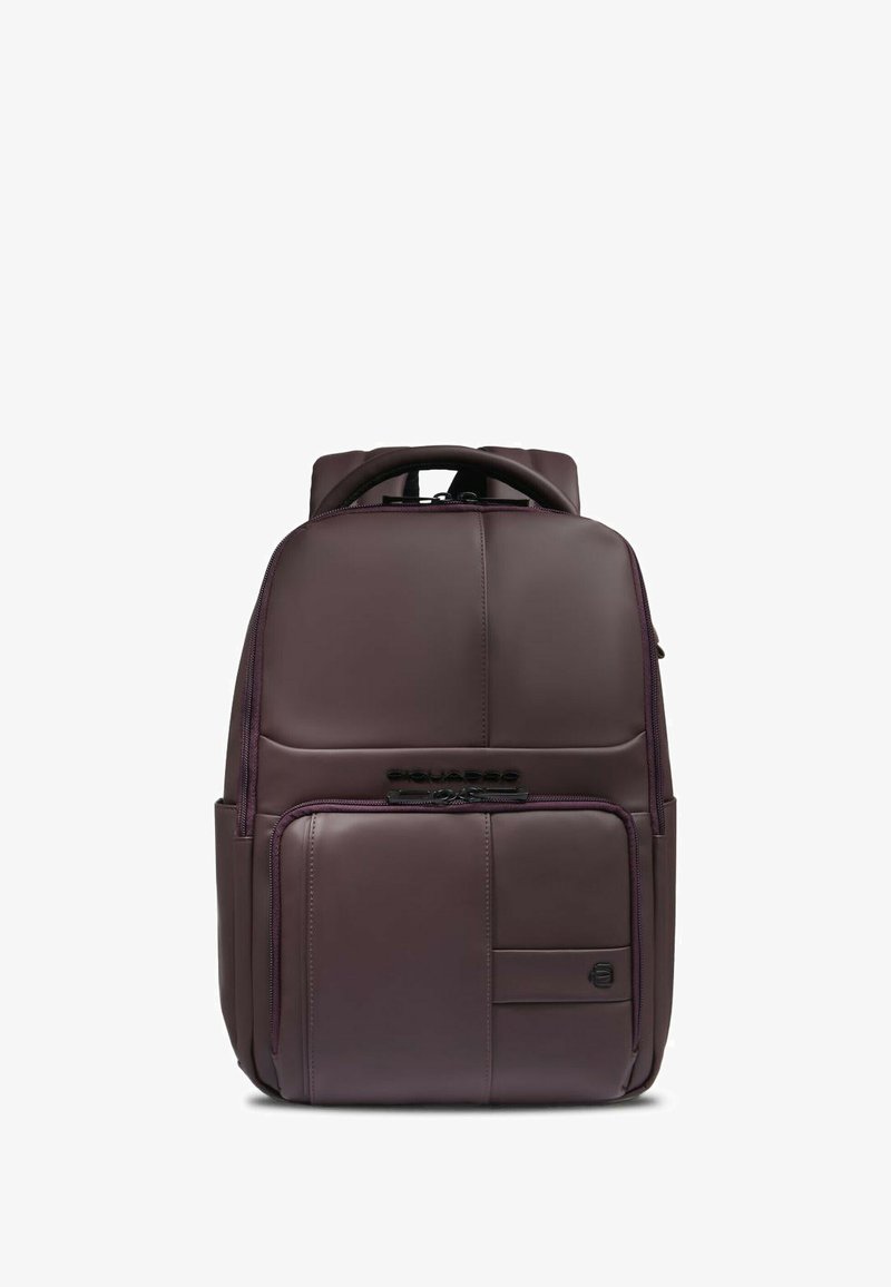 Zaino marrone in pelle vegana con spallacci imbottiti, tasca frontale con cerniera e dettagli con pannelli testurizzati. Presenta un accento con logo sulla parte anteriore.