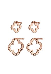 Set de cercei din aur rose: o pereche cercei tip studs și o pereche cercei cercei lungi, ambele cu un design în formă de patrat cu colțuri rotunjite, prezentând forme decupate și mici perforații.