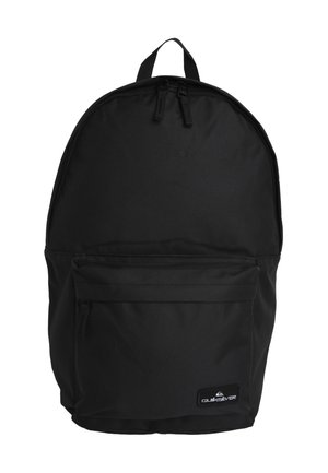 Sac à dos noir en tissu lisse et texturé, avec un haut arrondi, une poignée sur le dessus, une poche zippée à l'avant et un patch de logo en bas.