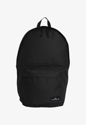 Mochila negra con una tela suave y texturizada, parte superior redondeada, asa superior, bolsillo delantero con cremallera y parche de logo en la parte inferior.