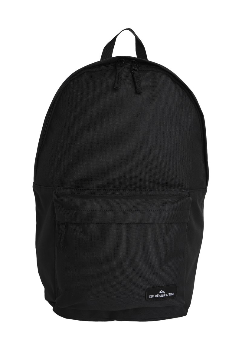 Svart ryggsäck med en slät, strukturerad tyg, rundad topp, handtag på toppen, framficka med dragkedja och logotypmärke på botten.