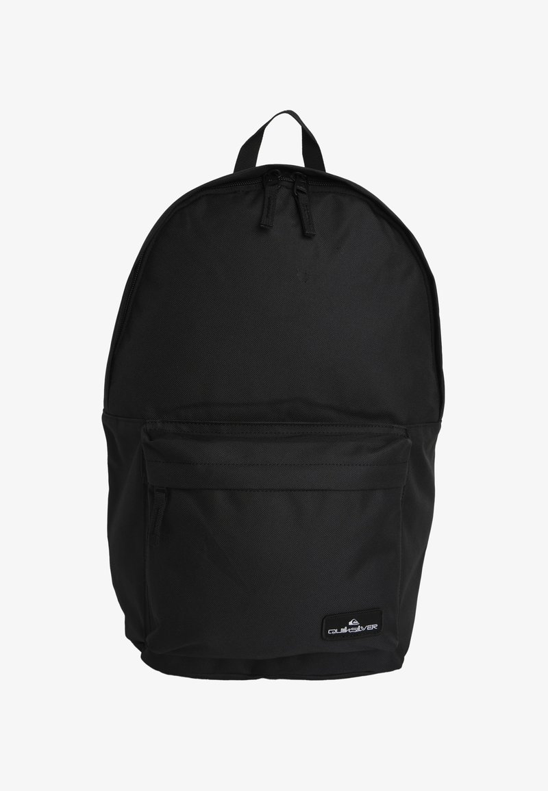 Zwarte rugzak van een zachte, textuurstof, met een afgeronde bovenkant, een handvat aan de bovenkant, een voorvak met rits en een logopatch onderaan.