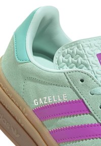 adidas Originals GAZELLE BOLD KIDS - Sneakers - clear mint flash pink mint rush