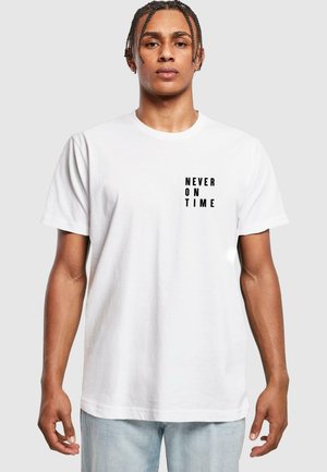 Weißes Baumwoll-T-Shirt mit kurzen Ärmeln, das auf der linken Seite schwarzen Text "NEVER ON TIME" zeigt. Einfaches, lässiges Design.