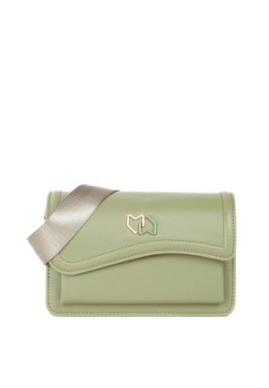 Porte-monnaie en cuir vert avec une finition texturée, présentant un logo doré et une large bandoulière en satin. Design compact avec fermeture à rabat.
