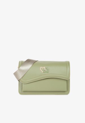 Grøn læder clutch med en tekstureret finish, prydet med et guldfarvet logo og en bred satinrem. Kompakt design med flaplukning.