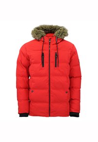 Rød polstret jakke med en faux fur hætte, sorte lynlåse og ribbede manchetter. Har to lynlåslommer på brystet og en glat stofstruktur.