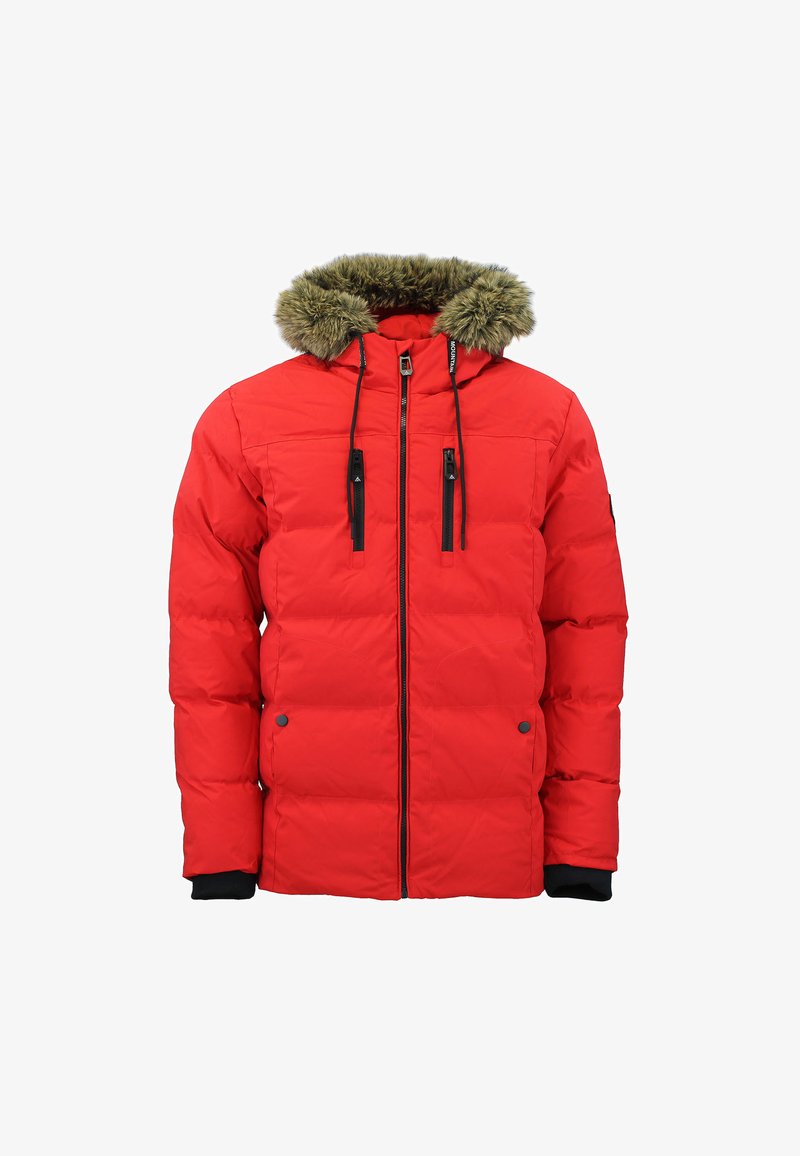 Rød polstret jakke med en faux fur hætte, sorte lynlåse og ribbede manchetter. Har to lynlåslommer på brystet og en glat stofstruktur.