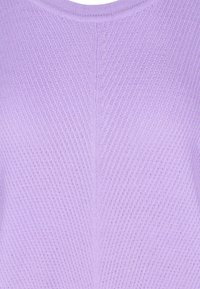 Hellblauer, gestrickter Pullover mit gerippter Textur, Rundhalsausschnitt und einer vertikalen Naht in der Mitte.