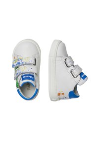 Sneaker in pelle bianca con accenti blu e due fasce in velcro. Presentano motivi colorati a spruzzo sui lati e una suola in gomma testurizzata.