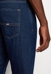 Tommy Jeans SCANTON SLIM - Vaqueros slim fit - denim dark