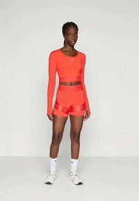 Nike Performance SCULPT - Leggingek - light crimson/habanero red/white