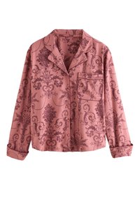 Knopfverschlossenes langärmliges pinkfarbenes Pyjamaoberteil mit dunkelroten Blumen- und Wirbelmustern und einer Brusttasche vor weißem Hintergrund.