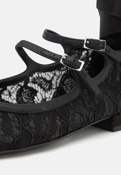 Ballet flats neri con pizzo e tessuto testurizzato, due cinturini regolabili con fibbie in argento e un tacco quadrato basso.