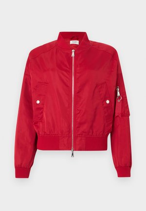 Veste bomber rouge avec col, poignets et ourlet côtelés, fermeture éclair à l'avant, poches à boutons-pression, et poche zippée sur la manche avec porte-clés.
