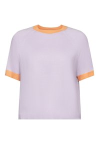Jasnofioletowy sweter z krótkim rękawem, z pomarańczowymi prążkowanymi wykończeniami dekoltu i mankietów, wykonany z miękkiego materiału, o luźnym, pudełkowym kroju.