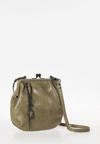 Olivenfarbenes Lederhandtasche mit strukturierter Oberfläche, einem Verschluss und einem abnehmbaren Kettenakzent. Verfügt über einen langen verstellbaren Trageriemen.