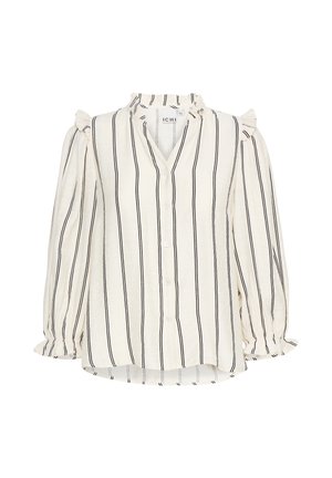 Bela bluza z črnimi navpičnimi črtami, nagubani detajli na ramenih, zapiranje na gumb in dolgi napihnjeni rokavi. Mehka, strukturirana tkanina.