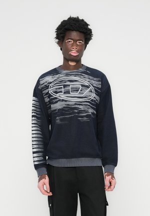 Marineblauwe sweatshirt met een textuurdesign, voorzien van een groot grijs ovaal logo en "Voor Succes" verticaal gedrukt op de linkermouw.