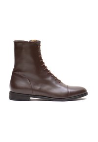 Stivaletto in pelle marrone con finitura liscia, punta rotonda e lacci marroni. Presenta un tacco basso impilato e un'apertura inclinata.