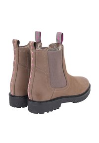 Brązowe botki sięgające kostki z elastycznymi panelami bocznymi, teksturowany zamsz, kontrastujące różowe przeszycia oraz solidne czarne gumowe podeszwy.