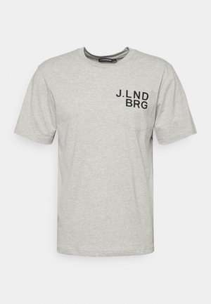 T-shirt à manches courtes gris en coton, avec un col rond et un texte noir "J.LND BRG" dans le coin supérieur gauche.