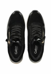 Sneaker in pelle scamosciata nera e in vernice nera con lacci neri, cerniera laterale e soletta imbottita. Nome del marchio "Gabor" visibile all'interno.