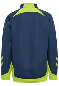 Mörkblå idrottsjacka med limegröna accenter, texturerat tyg och hög krage. Har mesh-paneler och rundad nederkant.