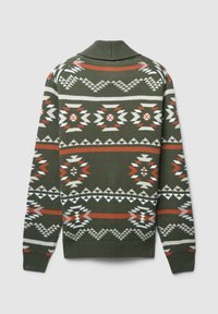 Grüner Strickpullover mit geometrischen Mustern in Rot, Weiß und Beige; strukturierter Stoff mit Schalkragen und langen Ärmeln.