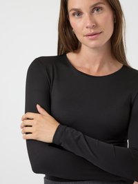 Čierny dlhý rukáv top vyrobený z hladkej, elastickej látky s okrúhlym výstrihom. Má priliehavé rukávy a základný dizajn.