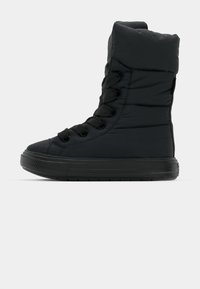 Sneaker alta nera imbottita con tomaia testurizzata, punta rotonda e lacci. La suola è piatta e in gomma, garantendo trazione.
