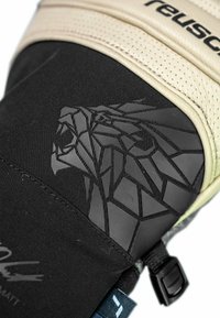 Torwarthandschuh mit schwarzem Latex-Handfläche, beigem Leder-Rücken und geometrischem Löwendesign. Hervorstechende Texturen und sportliche Akzente sind vorhanden.