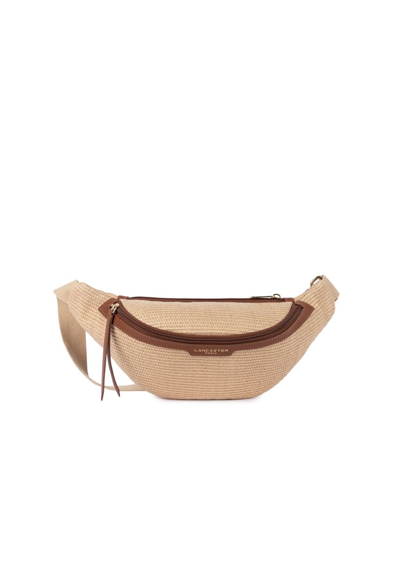 Sac banane beige en tissu tressé avec une fermeture éclair marron, une sangle réglable et un petit logo doré "Lancaster Paris" au centre avant.