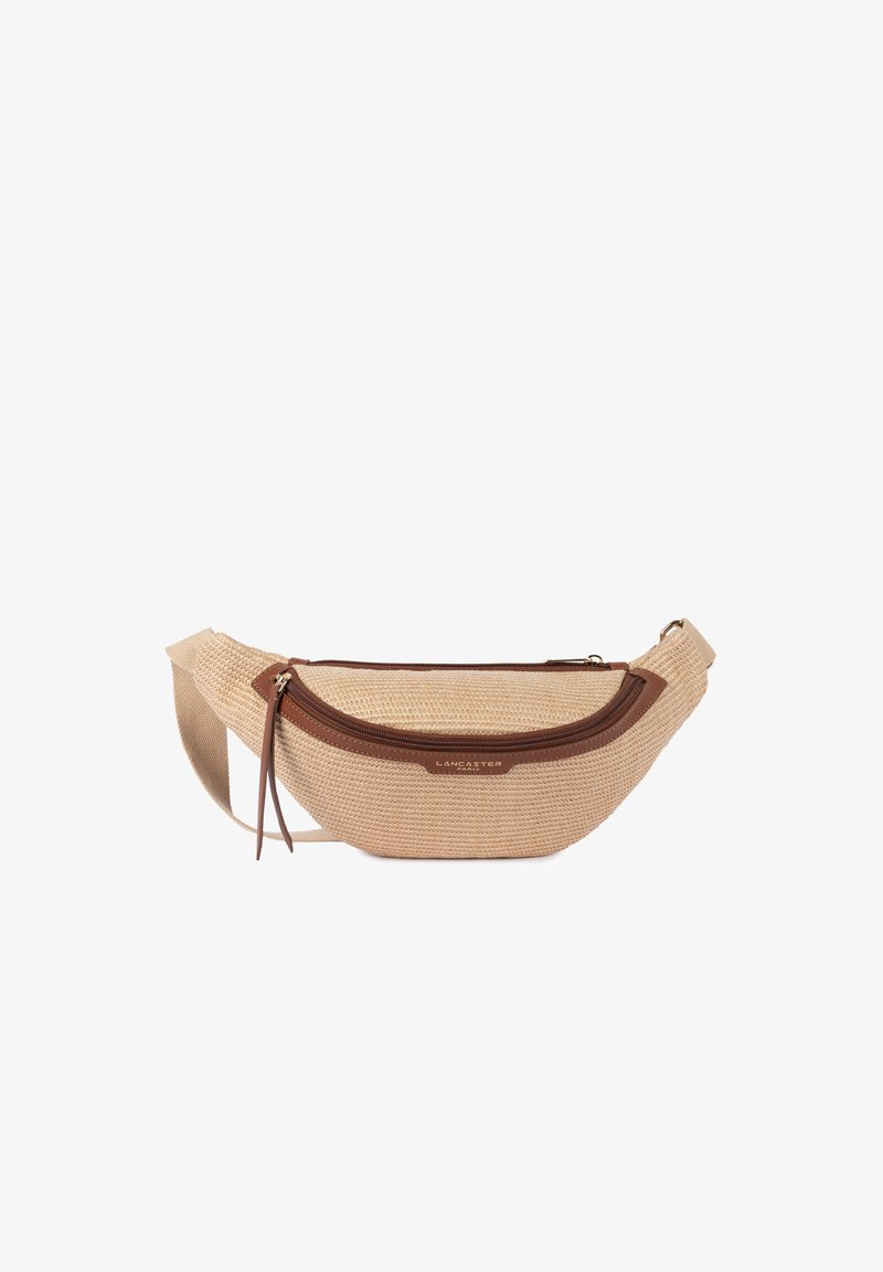 Sac banane beige en tissu tressé avec une fermeture éclair marron, une sangle réglable et un petit logo doré "Lancaster Paris" au centre avant.
