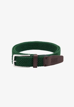 Zielony tkany pasek materiałowy z srebrną metalową sprzączką i ciemnobrązowym skórzanym zakończeniem z tłoczonym logo "KARAK".