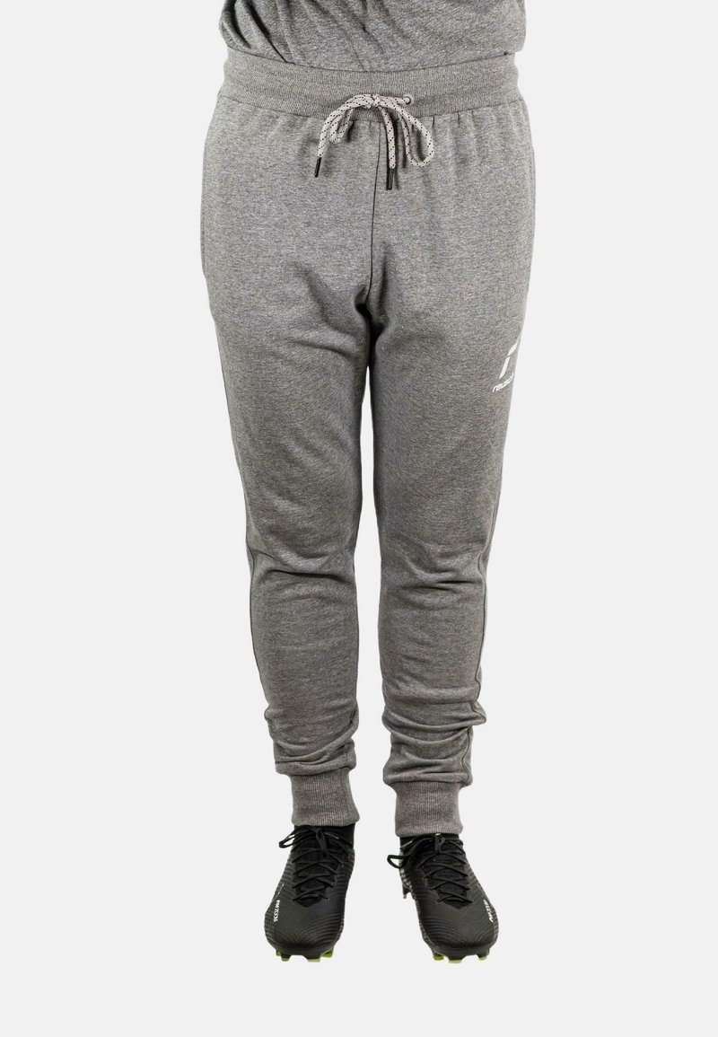 Graue Sweatpants mit elastischem Bund und Kordelzug, mit schmalem Schnitt und gerippten Bündchen, getragen zu schwarzen Fußballschuhen.