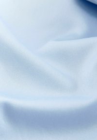 Tissu bleu clair avec une texture lisse et douce, présentant un fin relief diagonal. Le matériau semble léger et légèrement brillant.