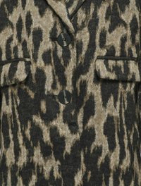 Leoparda raksta vilnas un sintētisko šķiedru mēteli melnā un bēšā krāsā, ar divām priekšējām kabatām, diviem pogām un reljefu apdari.