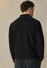 Next EDIT SMART - REGULAR FIT - Bomber stiliaus striukė - black