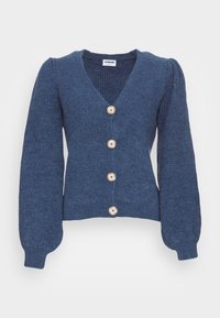 Cardigan en tricot bleu avec un col en V, des manches longues bouffantes et cinq boutons beiges sur le devant. Présente un motif côtelé texturé.