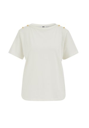 Bluza albă cu mâneci scurte, decolteu rotund și nasturi aurii decorativi pe ambele umeri, prezentată pe un fundal simplu.