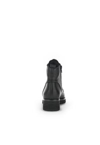 Stivale alla caviglia in pelle nera con finitura liscia, zip posteriore e suola in gomma texturizzata. Presenta una punta arrotondata e un anello sul retro per un facile indossamento.