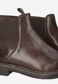 Braune Leder-Chukka-Stiefel mit strukturierter Oberfläche, elastischen Seitenpaneelen und Gummisohle. Mit einer Zuglasche für einfaches Anziehen.