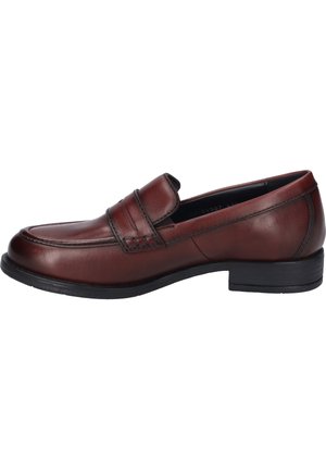 Mocassin en cuir marron avec un bout arrondi, des détails cousus et un petit talon en caoutchouc noir. Texture lisse et accents minimaux.